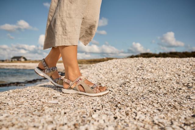 Sportig damsandal med justerbar hälrem och kardborreband