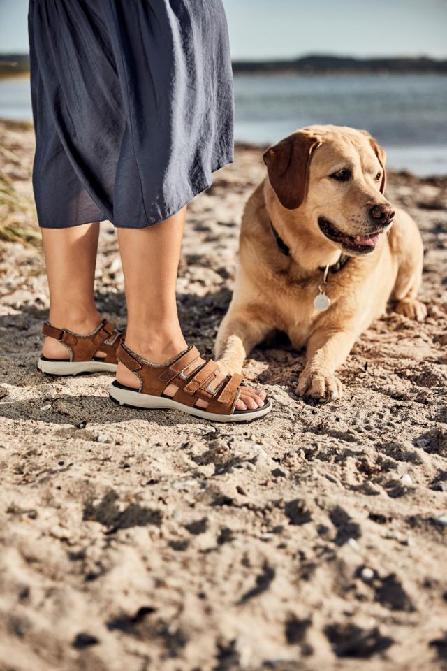 Sportig sandal med justerbar hälrem och kardborrstängningar - til damer