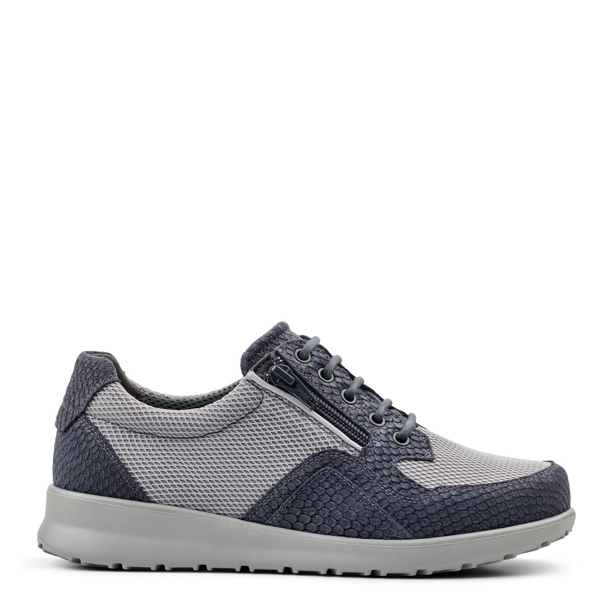 Sporty laced women' s shoe with zip
