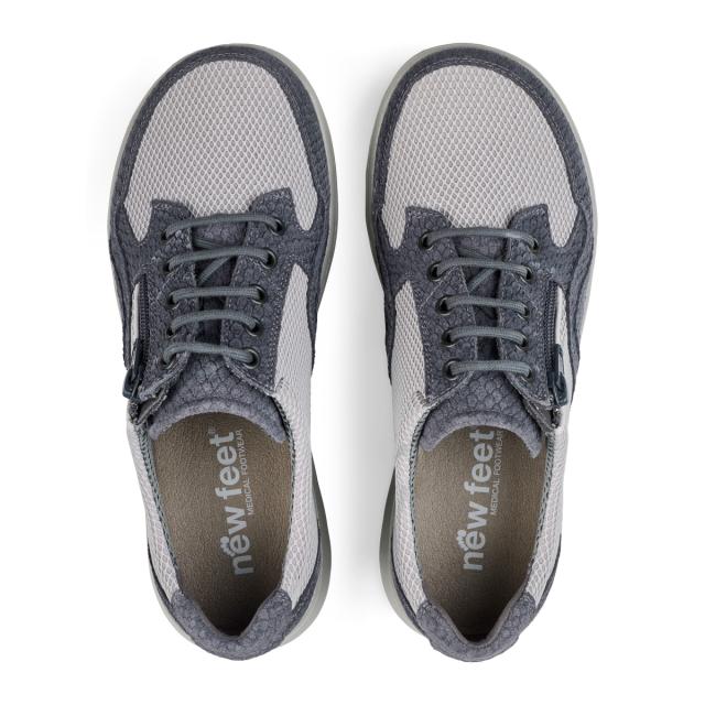 Sporty laced women' s shoe with zip