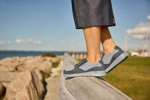 Sporty laced women' s shoe with zip