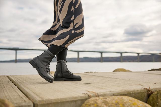 Fodrade damboots med snörning och blixtlås