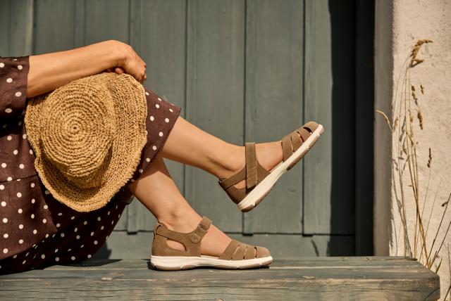 Sandal med stängd tå och en enkel kardborreknäppning