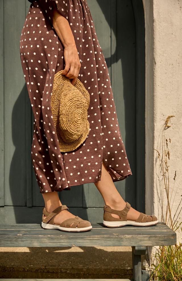 Sandal med stängd tå och en enkel kardborreknäppning