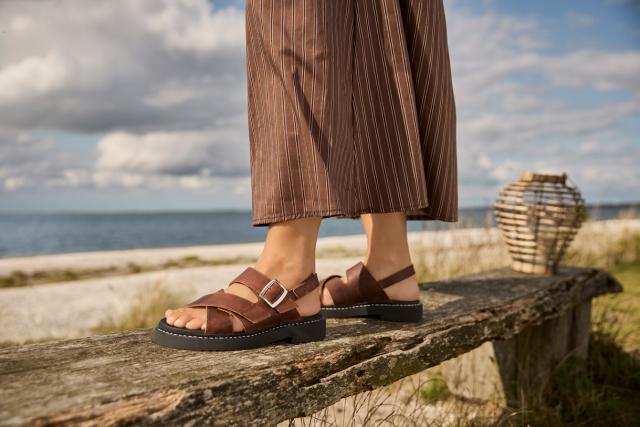 Damsandal med två kardborrestängningar och justerbar hälrem.