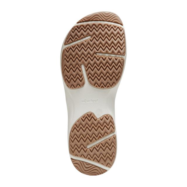 Damsandal med justerbar hälrem och tre kardborreband över framfoten.