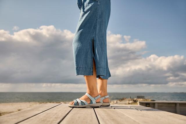 Damsandal med justerbar hälrem och tre kardborreband över framfoten.