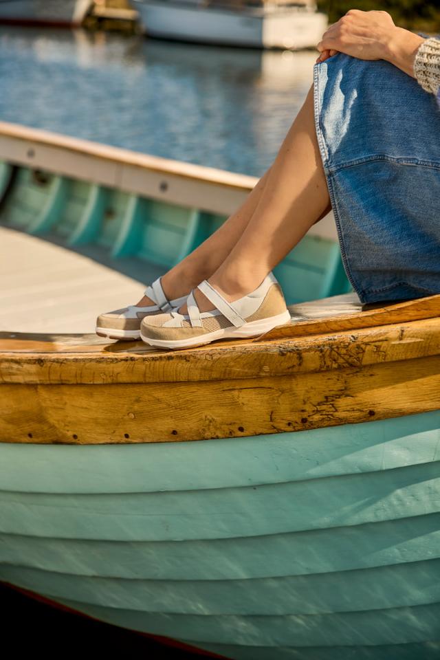 Ballerina med en stödjande kardborrerem.