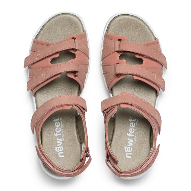 Sandal med tre justerbara remmar över foten och en justerbar hälrem