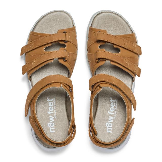 Sandal med tre justerbara remmar över foten och en justerbar hälrem