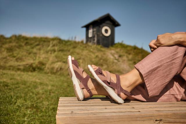 Damsandal med justerbar hälrem och tre kardborreband över framfoten.