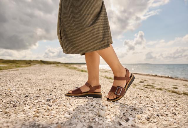 Damsandal med kardborreband och spänne 